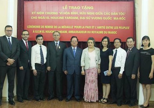 ມອບຫຼຽນກາທີ່ລະນຶກ“ເພື່ອສັນຕິພາບແລະມິດຕະພາບລະຫວ່າງປະຊາຊາດ”ໃຫ້ເອກອັກຄະລັດຖະທູດແຫ່ງລາຊະອານາຈັກມາຣົກ